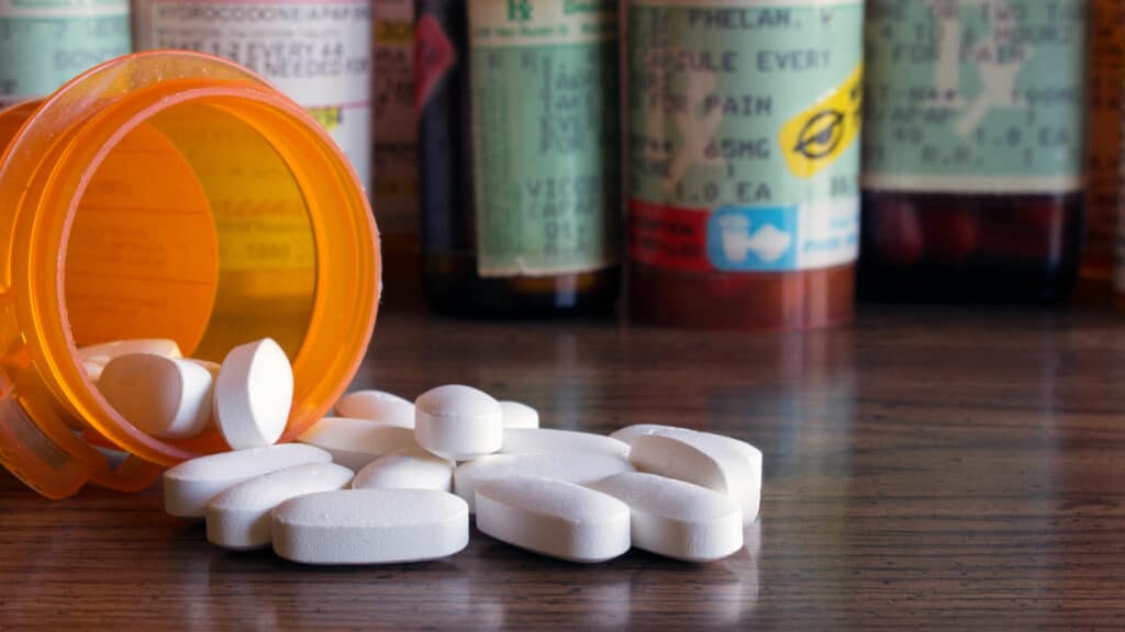 how pharmacists can prevent opioid use disorders (opioid addictions and overdose)